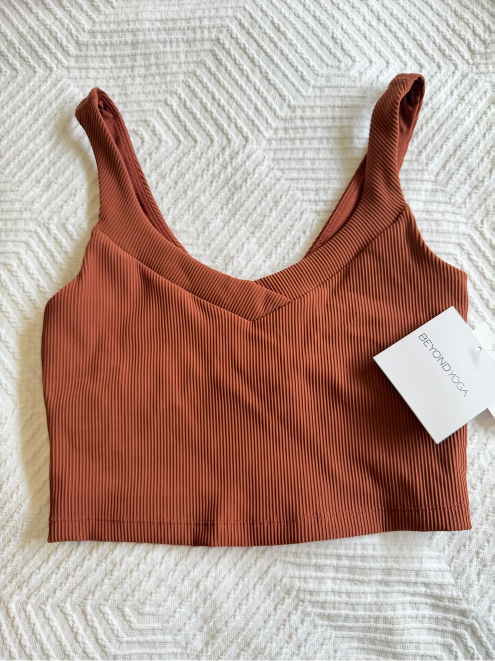 Beyond Yoga - Ribbed V‑Neck Cropped Sports Bra - Opulent Auburn - Rust